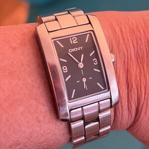 DKNY Metallic Silver Watch with Black Dial⌚️✔️😎